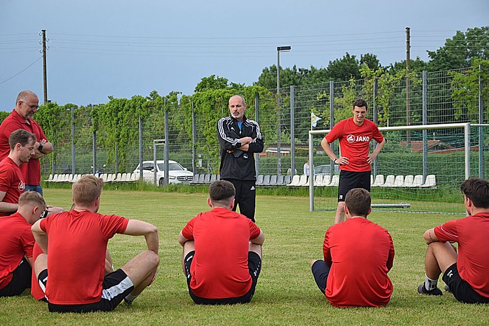 Abteilungsleiter Klaus Assum (links) freut sich, dass beim TSV Gersthofen auch in der kommenden Saison das Vater-Sohn-Gespann Gerhard und Michael Hildmann die Kommandos gibt.