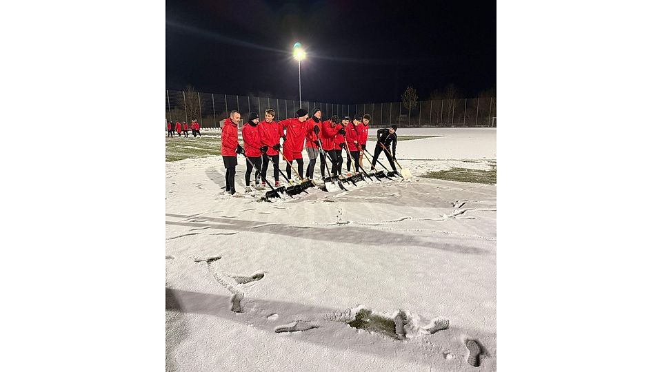 Das Schippen hat sich gelohnt: Die VfB-Kicker (v.l.) Dimitar Kirchev, Ante Basic, Niklas Reitner, Omer Berbic, Nico Weismor, Ajlan Arifovic, Leo Gabelunke, Emirhan Keklikci, Daniele Ciarlesi und Leon Dimitric konnten auf ihrem geräumten Kunstrasen gegen die Bundesliga-U19 von Wacker Burghausen antreten.