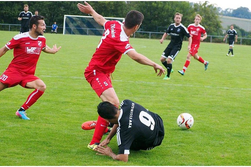Der TSV Ilshofen (in Rot) startete mit einem 4:0 gegen den Titelaspiranten aus Essingen in die Saison. Am Samstag ist Mitaufsteiger Heiningen in Ilshofen zu Gast, der sein erstes Spiel in dieser Runde mit 0:2 verlor.