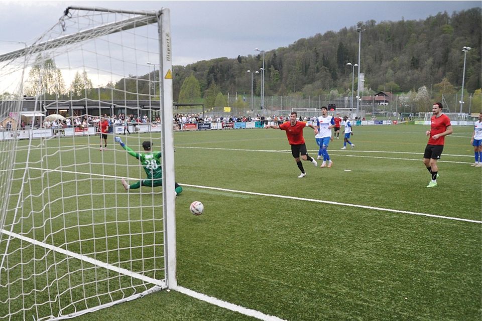 WB-Captain Flavio Peter, hier sein 3:0, erzielte einen Hattrick.