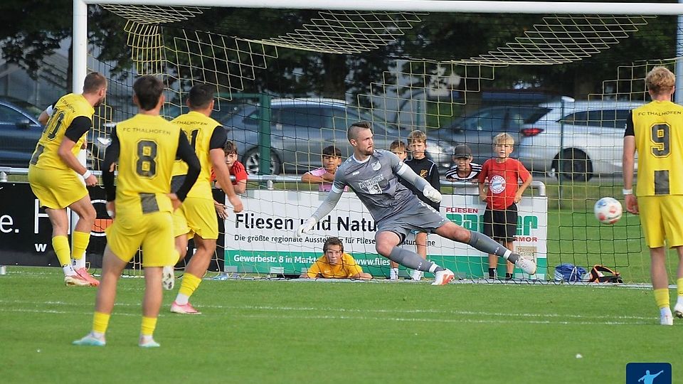 Nico Beutel vom FC Thalhofen trifft in der 13. Minute per Elfmeter gegen TV Erkheim beim 6:0 Sieg