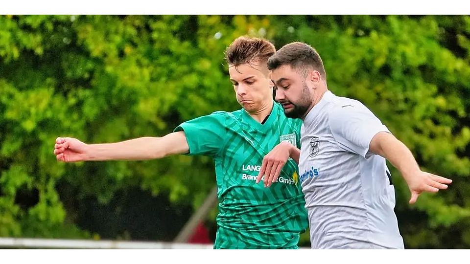 Eintracht Wetzlars Berkay Cengiz (r.) versucht den Werdorfer Berkant Rüzgar vom Ball zu trennen. © Peter Bayer