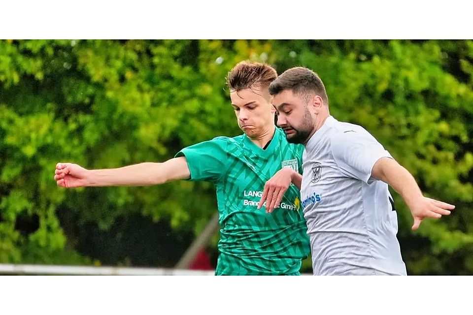 Eintracht Wetzlars Berkay Cengiz (r.) versucht den Werdorfer Berkant Rüzgar vom Ball zu trennen. © Peter Bayer