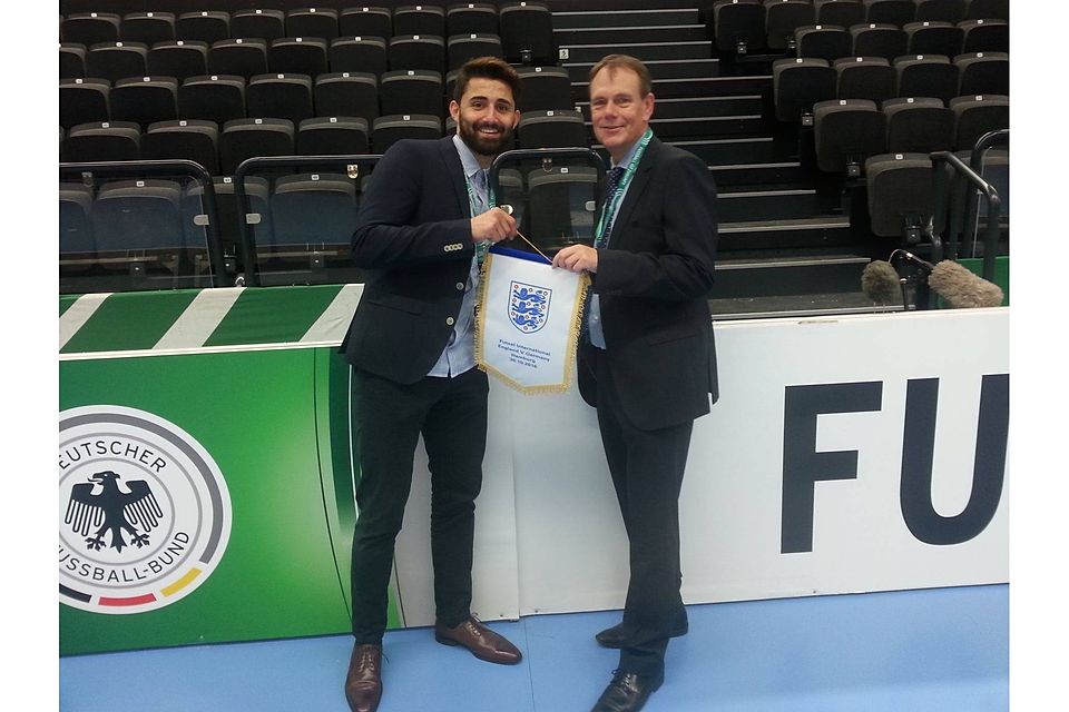 Ein Unikat: In den Händen von Bernd Barutta (rechts) und Dogus Albayrak ist der Spielwimpel des englischen Futsal-Teams. Er wird DFB-Fußballmuseum seinen Platz finden.
