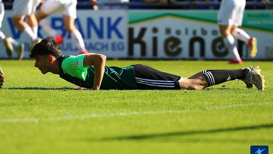 Symbolisch: Die DJK Ammerthal geht zum ersten Mal nach einer Ewigkeit wieder als Verlierer vom Platz.