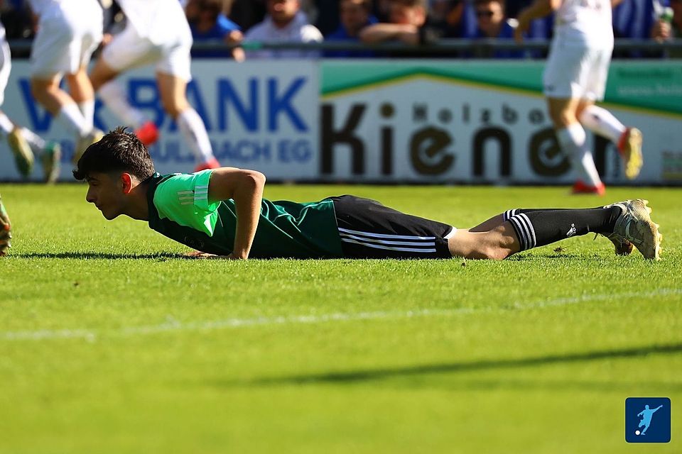 Symbolisch: Die DJK Ammerthal geht zum ersten Mal nach einer Ewigkeit wieder als Verlierer vom Platz.