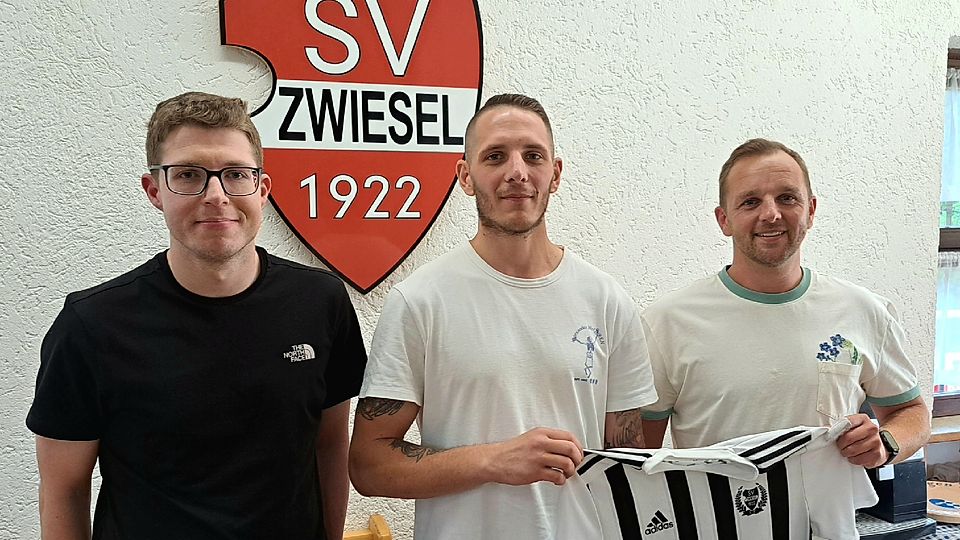 SV-Spartenleiter Tobias Simmeth (li.) und Coach Tobias Friedl (re.) mit Neuzugang Daniel Grauthoff 