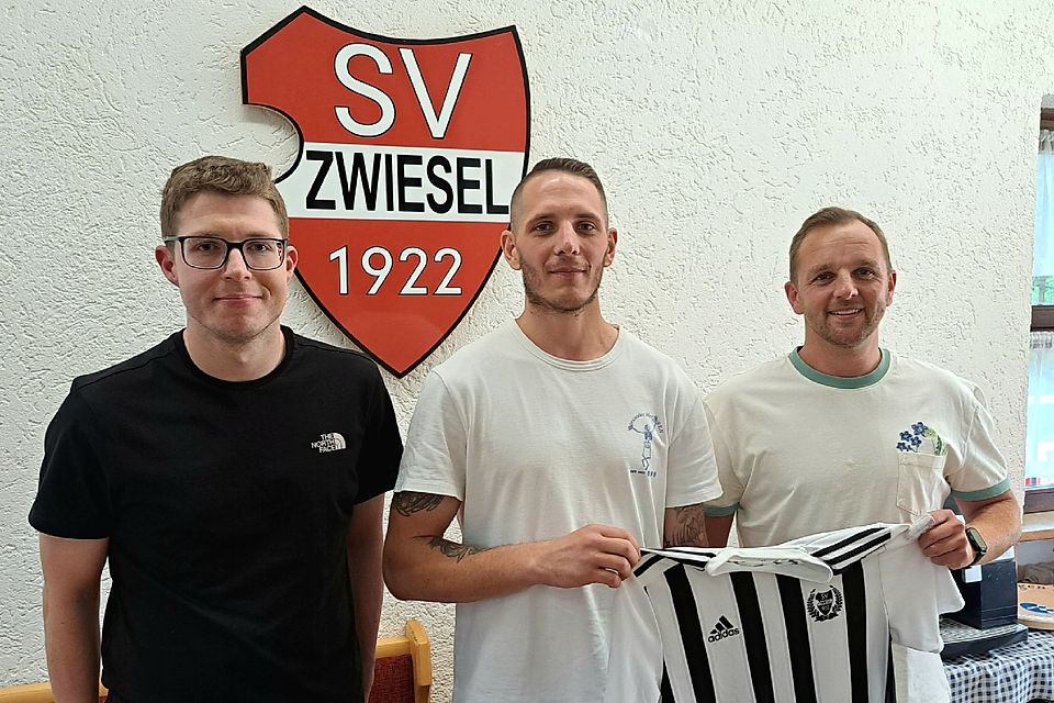 SV-Spartenleiter Tobias Simmeth (li.) und Coach Tobias Friedl (re.) mit Neuzugang Daniel Grauthoff 