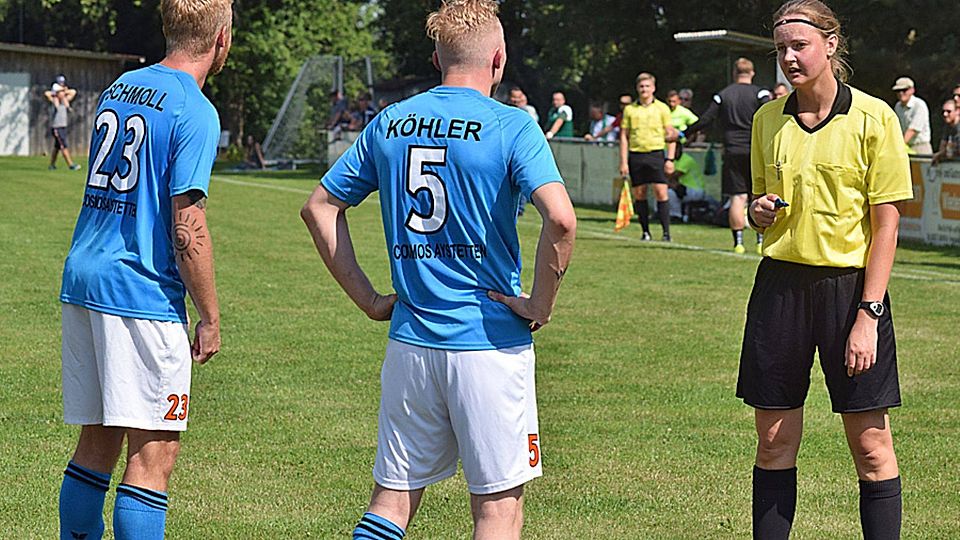 Nicht nur mit den Aystetter Spielern Benni Schmoll und Maximilian Köhler hatte Schiedsrichterin Johanna Klamper Diskussionen. Vor Beginn der zweiten Spielhälfte verwies sie die Zuschauer zwischen den Trainerbänken vom Platz.