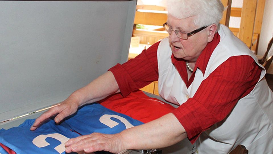 Margarete Sohm packt die frisch gewaschenen, zusammengelegten Trikots für den nächsten Einsatz auf dem Fußballfeld in den Koffer.
