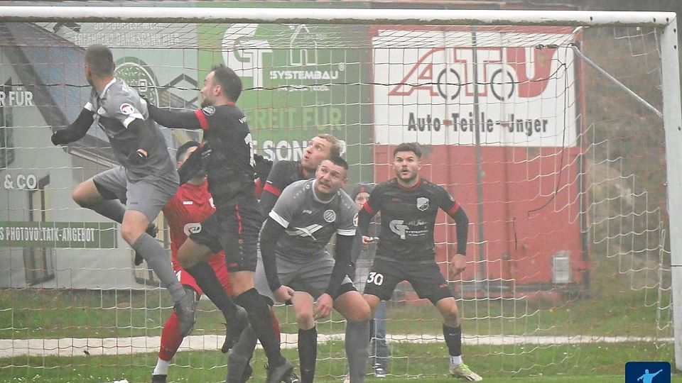 Wohlwissend, dass der FC Tremmersdorf (in Grau) in sehr guter Verfassung ist, möchte der VfB Rothenstadt (in Schwarz) auch im zweiten Heimspiel in Folge Zählbares einfahren.