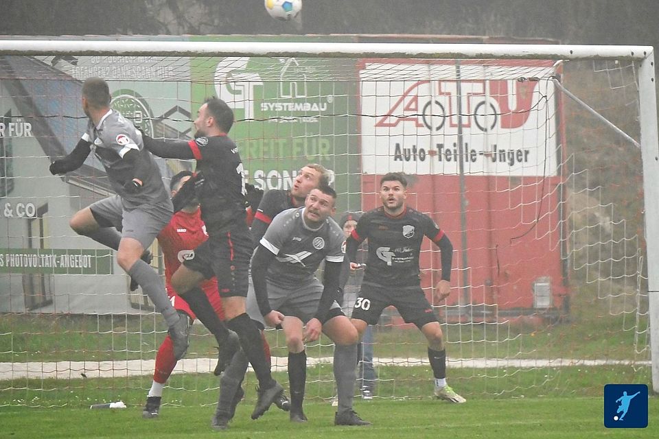 Wohlwissend, dass der FC Tremmersdorf (in Grau) in sehr guter Verfassung ist, möchte der VfB Rothenstadt (in Schwarz) auch im zweiten Heimspiel in Folge Zählbares einfahren.