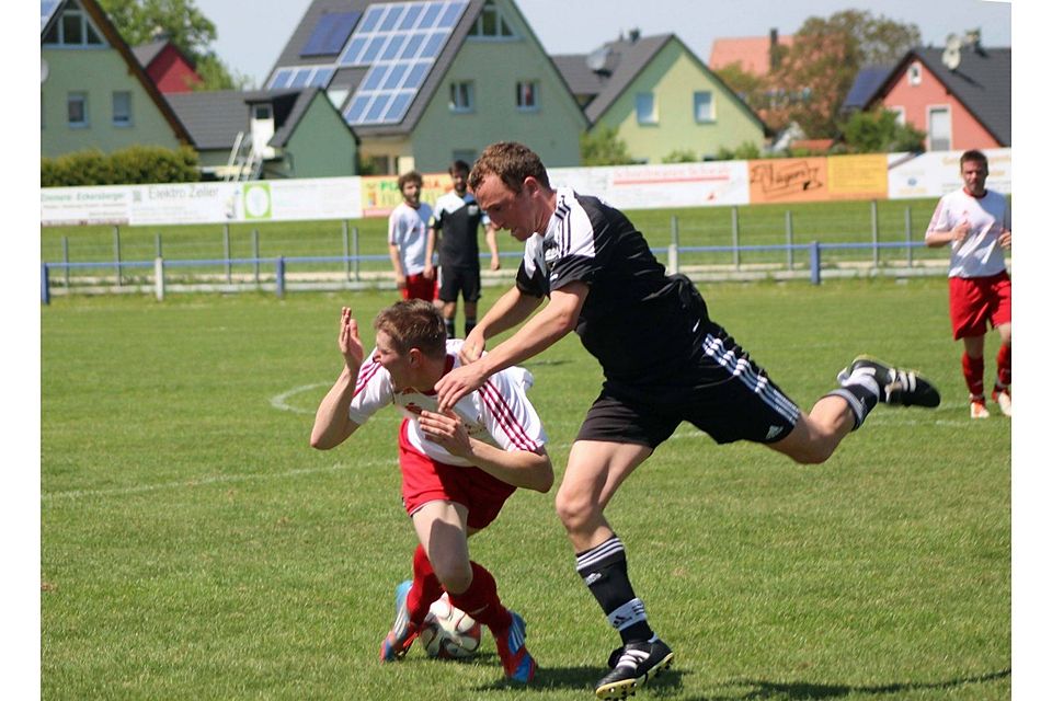 Fußballballett in Winkelhaid, der Winkelhaider Daniel Weber (rechts) und sein Feuchter Kontrahent Thorben Ley (links). Foto: DV