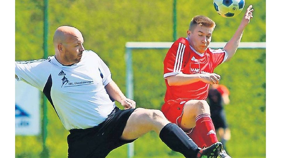 Der Außenseiter, hier mit Niklas Bouillon (links), der mit Daniel Reinert die Klingen kreuzt, bot dem Tabellenführer ganz ordentlich Paroli. Foto: Britz
