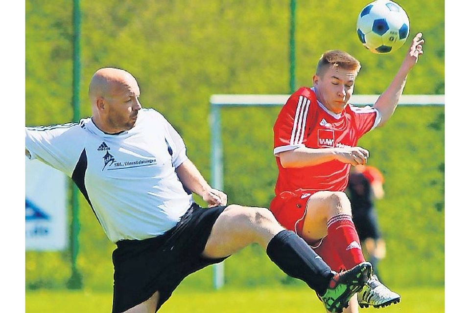 Der Außenseiter, hier mit Niklas Bouillon (links), der mit Daniel Reinert die Klingen kreuzt, bot dem Tabellenführer ganz ordentlich Paroli. Foto: Britz
