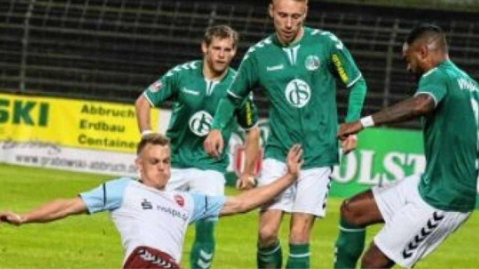 Angreifer als Abräumer: René Guder (links) grätscht gegen Lübecks Gary Noel, Dennis Hoins ist staunender Beobachter. Foto:Jürgensen