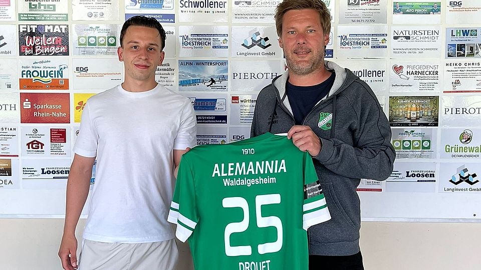 Jörg Schniering überreicht Jannik Drouet das neue Trikot.