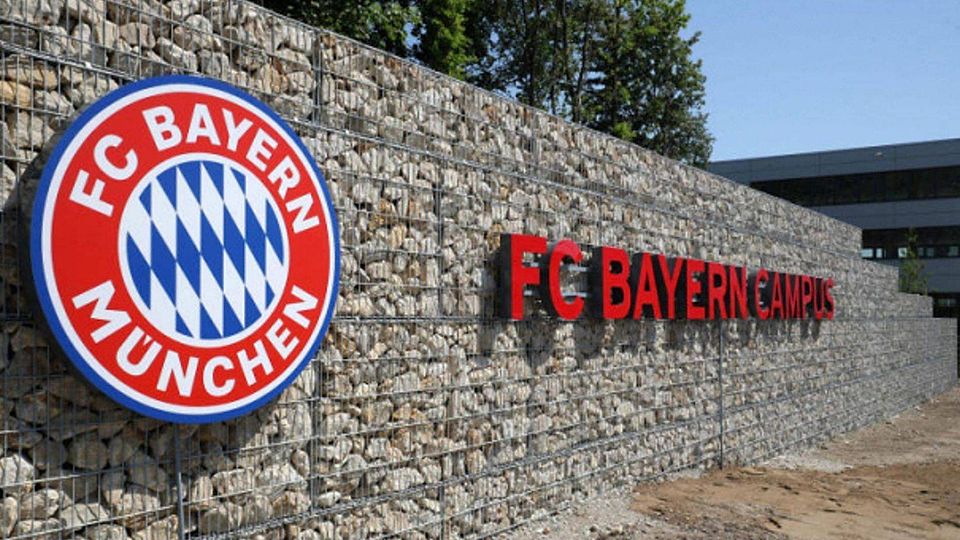 Die Ermittlungen der Staatsanwaltschaft zu den Rassismusvorwürfen am FC Bayern Campus dauern an.