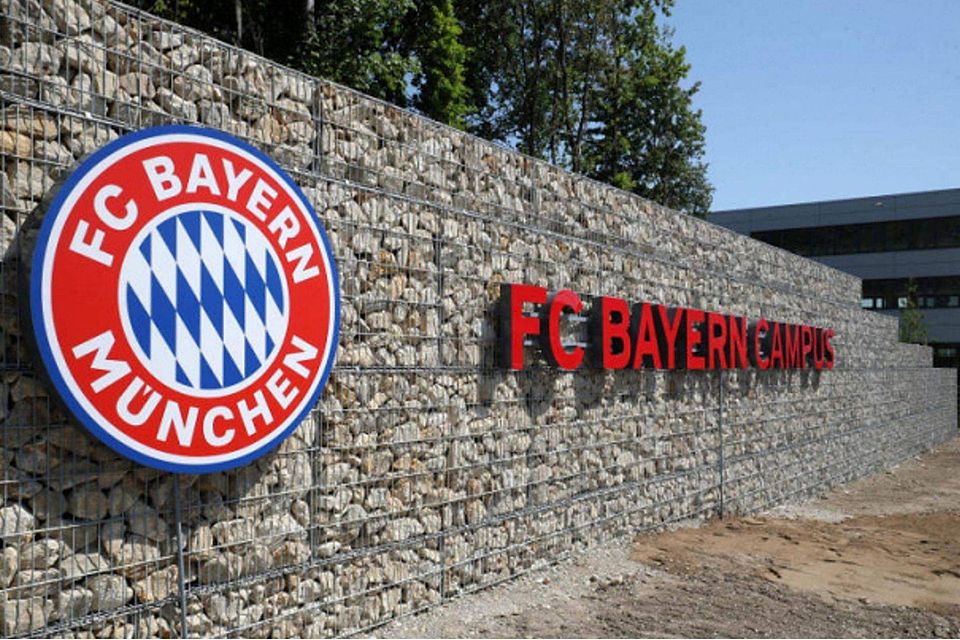 Die Ermittlungen der Staatsanwaltschaft zu den Rassismusvorwürfen am FC Bayern Campus dauern an.