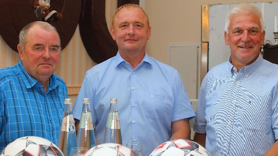 Fußball-Talk im Wilden Eber: Harry Rath (links) und Frank Rohde (rechts) im Gespräch mit dem Vereinspräsidenten von Preussen Eberswalde, Danko Jur. 