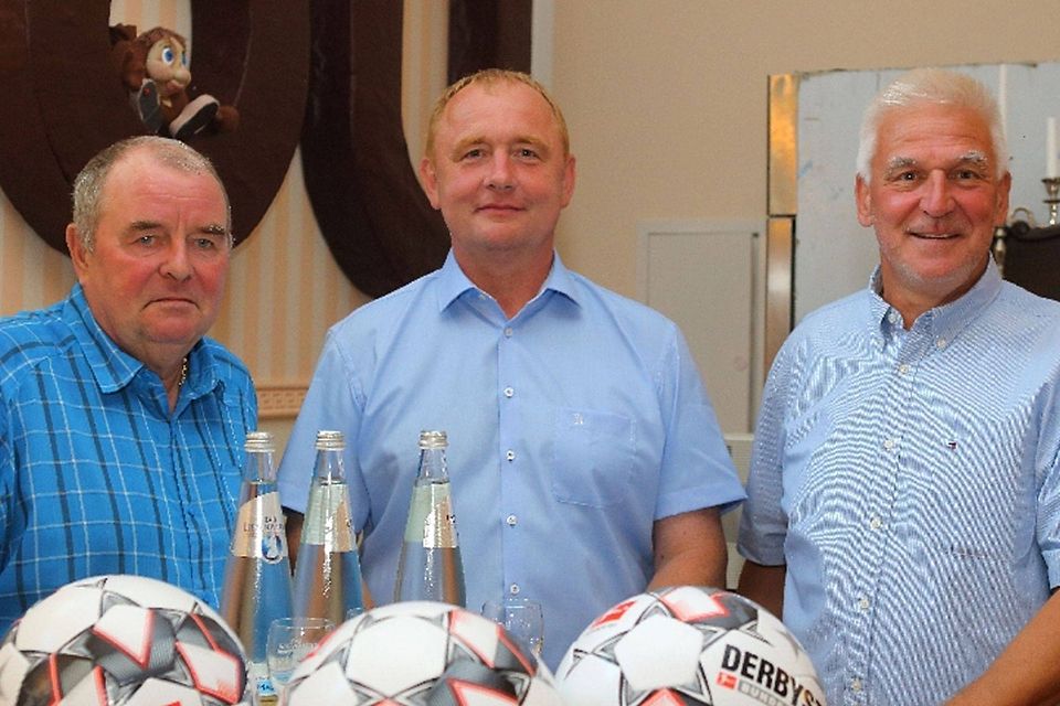 Fußball-Talk im Wilden Eber: Harry Rath (links) und Frank Rohde (rechts) im Gespräch mit dem Vereinspräsidenten von Preussen Eberswalde, Danko Jur. 