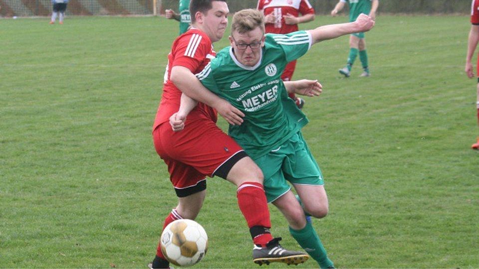 Der starke Niklas Cohrs setzt sich gegen Bliedersdorfs Steffen Brandt durch.