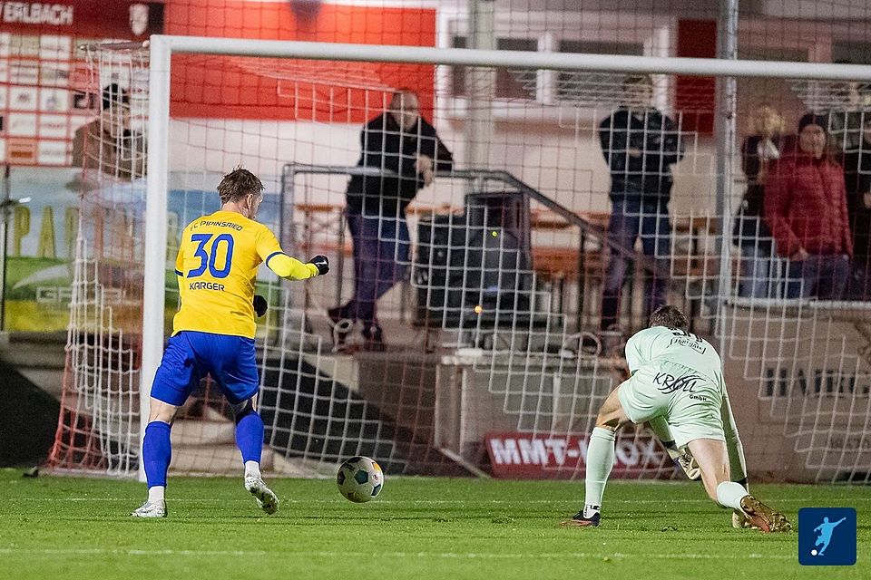 Mit einem Dreierpack sicherte Nico Karger (links) dem FC Pipinsried den Sieg in Erlbach. Mit einem Dreierpack sicherte Nico Karger (links) dem FC Pipinsried den Sieg in Erlbach.