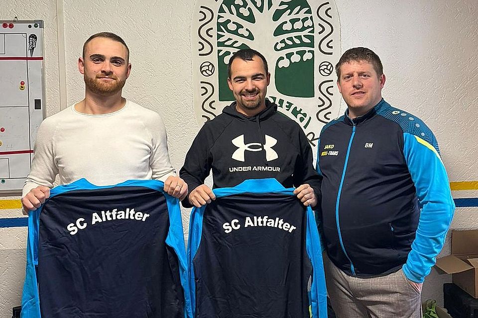 Abteilungsleiter Matthias Buron (rechts) stellt das neue Trainerteam vor: Spielertrainer Tobias Grabinger (links) und sein Assistent Manuel Grabinger.