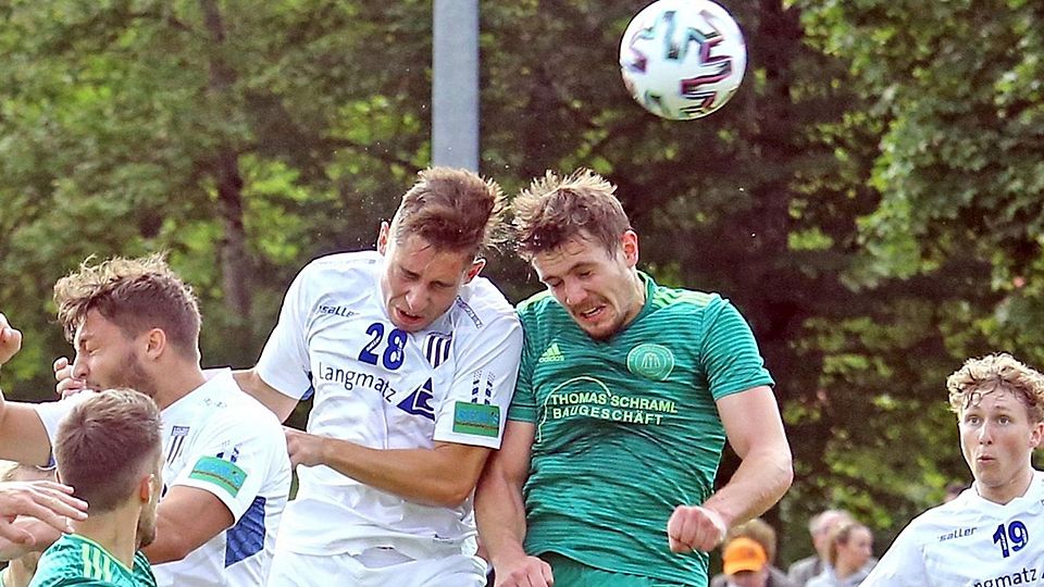 Der SV Bad Heilbrunn (grüne Trikots) und der 1.FC Garmisch-Partenkirchen kämpfen heute im Hinspiel der Relegation um den Verbleib in der Landesliga.