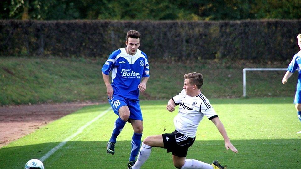 F: Rainer Musmann Lohfeldens Abwehrspieler Tim-Philipp-Brandner (weißes Trikot) zählt zu den Leistungsträgern beim Hessenligisten.