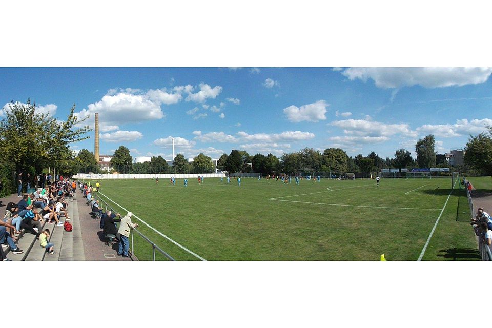 Auch in der nächsten Saison gibt es auf dem Hertzberg-Sportplatz Oberliga-Fußball zu sehen: Foto: Reisegruppe Fußballsport