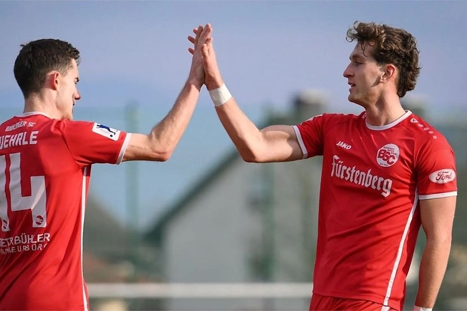 Rico Wehrle (links) und Holger Bux fei... im Testspiel gegen den Offenburger FV | Foto: Claus G. Stoll Rico Wehrle (links) und Holger Bux feiern einen Bahlinger Torerfolg im Testspiel gegen den Offenburger F