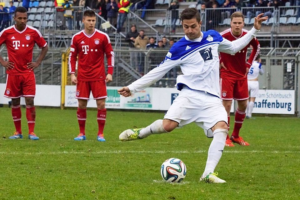 Salvatore Bari traf in der Rückserie 2014 in 14 Ligaspielen zehn Mal ins Schwarze - doppelt beim Heimremis gegen die Bayern-Amateure um Julian Green (li.). F: Hahn