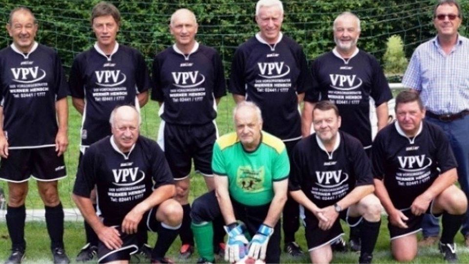 Kreismeister in der Altersklasse Ü60: die Fußballer der SG Kall, die im entscheidenden Spiel die Auswahl Euskirchen-Nord mit 2:0 besiegten. Fotos: Brackhagen