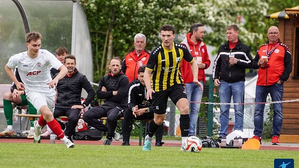 Der ASV Burglengenfeld (gestreifte Trikots) hielt Meister FC Sturm Hauzenberg mit 2:1 in Schach 