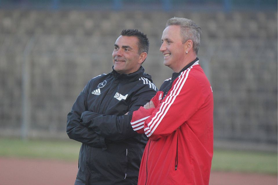Überaus zufrieden: Frankfurts neuer Trainer Michael Pohl (links) beim Test gegen den FSV Luckenwalde. Foto: Marc Schütz
