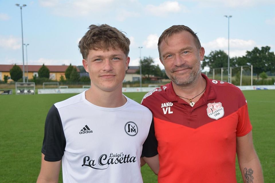 Emotionales Testspiel: Louis (18) und Volker Lippcke (50) standen sich am Sonntag 15 Minuten lang gegenüber. Emotionales Testspiel: Louis (18) und Volker Lippcke (50) standen sich am Sonntag 15 Minuten lang gegenüber.