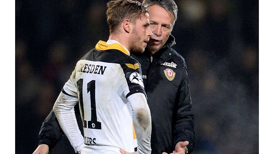 Justin Eilers und Trainer Uwe Neuhaus im Gespräch nach dem 0:0 in Großaspach. Foto: Robert Michael