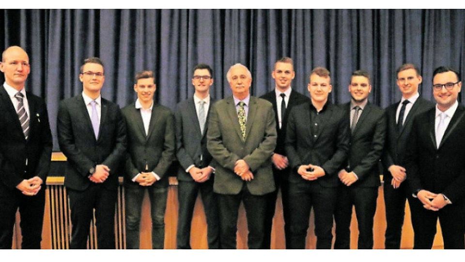 Der neue Vorstand der Schiedsrichter im Fußballkreis Heinsberg mit Jürgen Eitel (Mitte) an der Spitze. Foto: agsb
