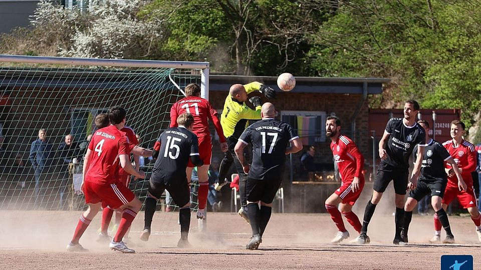 Viel los im Zülpicher Strafraum - Am Ende trennten sich Mechernich und Zülpich II 3:3 Unentschieden