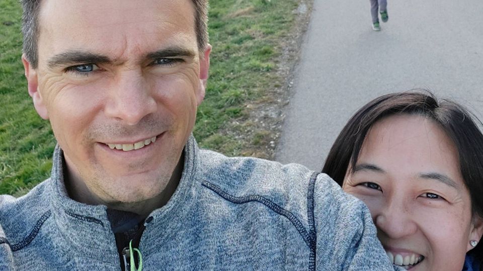 Die Familie Rost sammelt auch beim gemeinsamen Spaziergang Kilometer. Vorne Basti und Soh-Young, hinten die Kinder Jonathan, Laura, Emma und Jule.