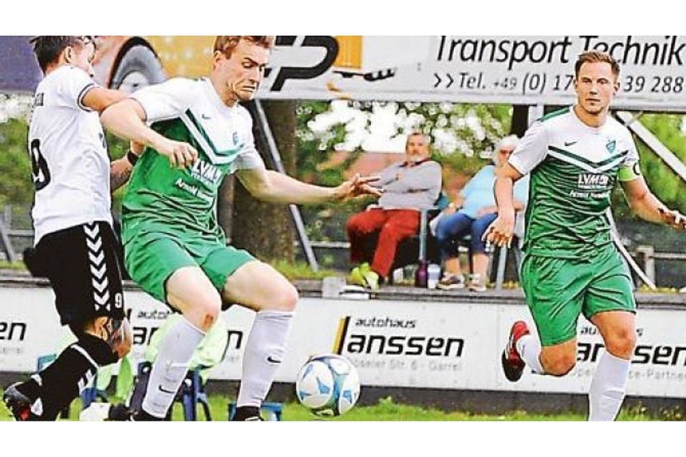 Der BV Garrel (in Grün-Weiß) um seinen Kapitän Andre Schöning (rechts) tritt am Sonntag beim Tabellenvierten RW Damme an Olaf Klee