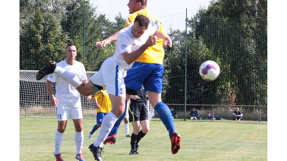 Laubsdorfs Mirko Treuger und Schöneiches Manuel Wisniewski im Kopfballduell. F: Sven Bock