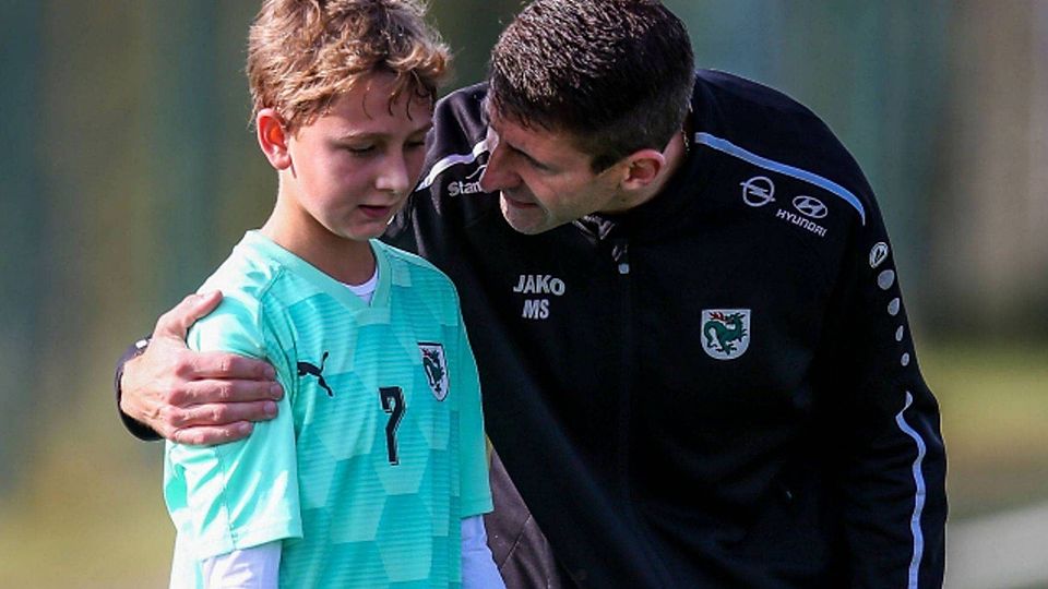 Kein Grund, traurig zu sein: Robin Hegen traf zum 1:0, U13-Coach Michael Schmid jubelt am Ende. 