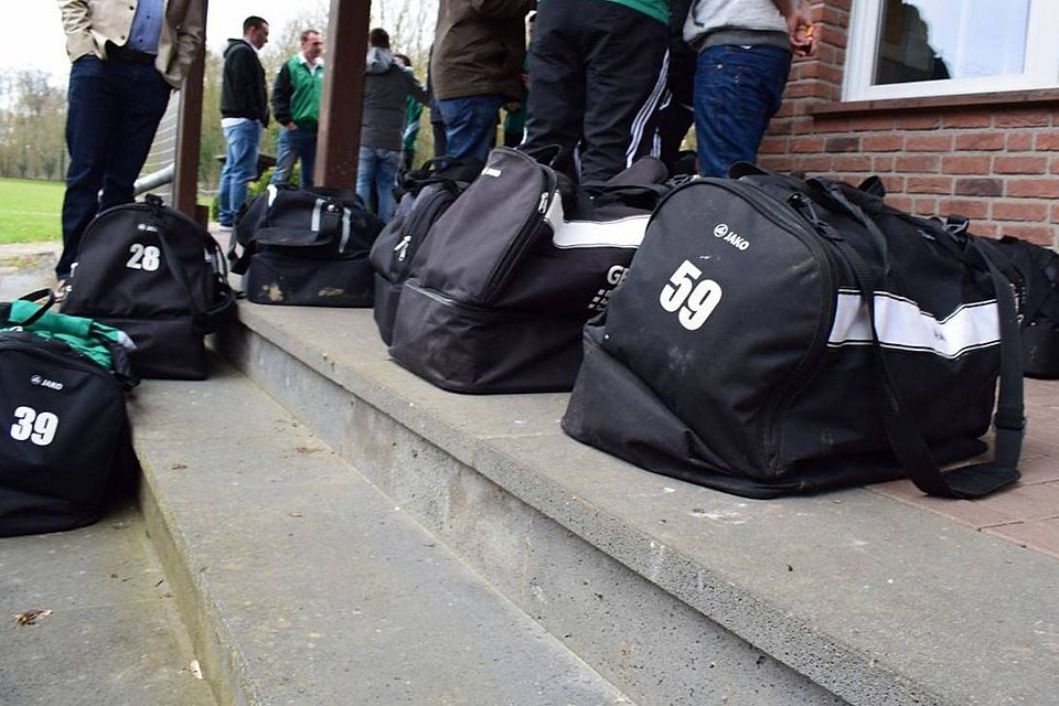 Viele Vereine mussten sich am Wochenende im Freien umziehen. Viele Vereine mussten sich am Wochenende im Freien umziehen.