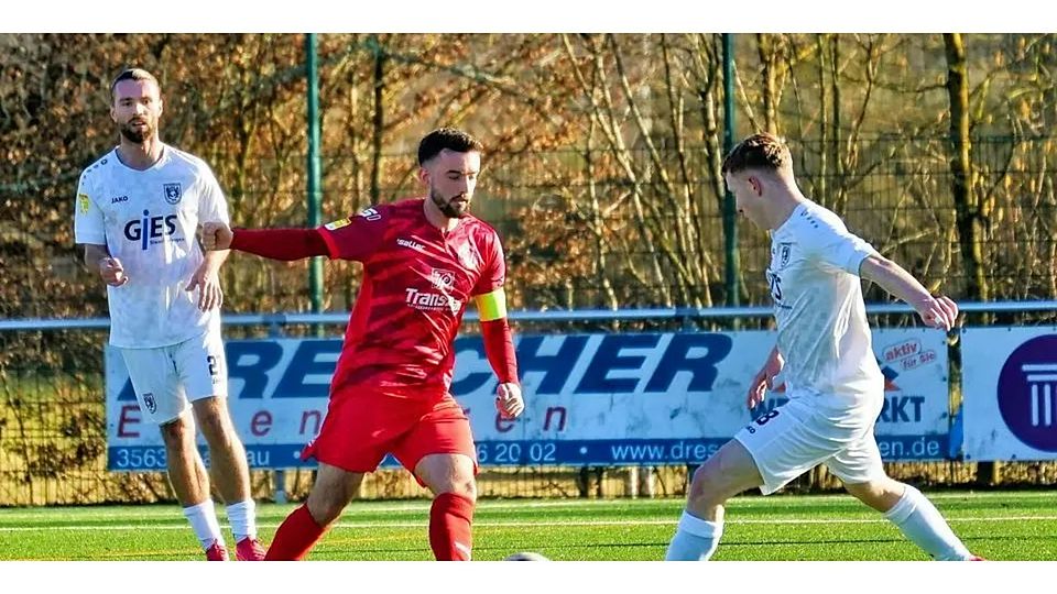 Kehrt nach seiner krankheitsbedingten Pause in den Kader des Fußball-Hessenligisten SC Waldgirmes zurück: Luis Stephan (rotes Trikot) in Aktion. (Archivbild) © PeB