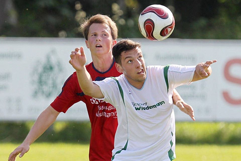 Marco Stugardt (beim Kopfball) und der FC Stätzling II dürfen sich noch zurücklehnen, wenn in Inningen Schwabmünchen II gegen Hollenbach spielt.  Foto: kolbert-press