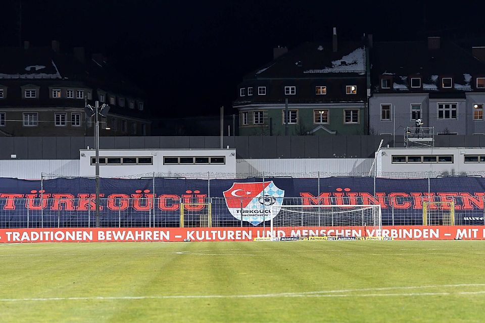 Eine große Blockfahne mit dem Wappen von Türkgücü München.
