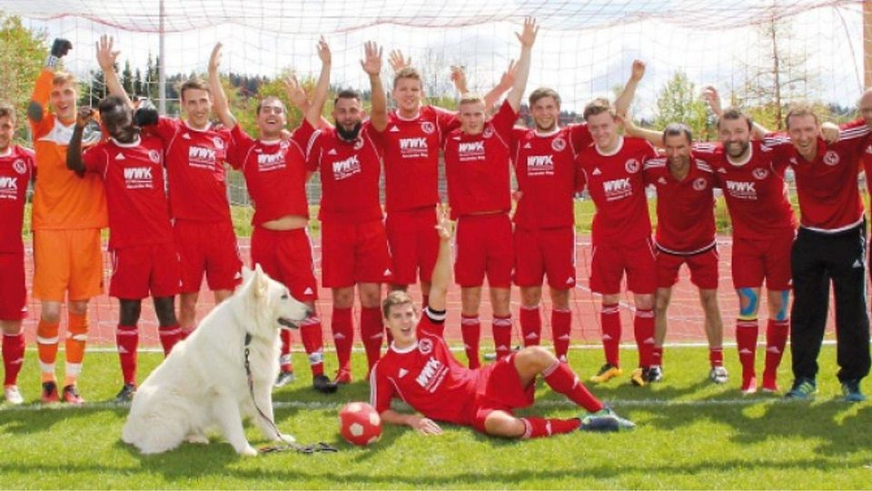 Nach dem Sieg in Isny jubelt der FC Wangen II samt Maskottchen über den Aufstieg in die Kreisliga A. arc