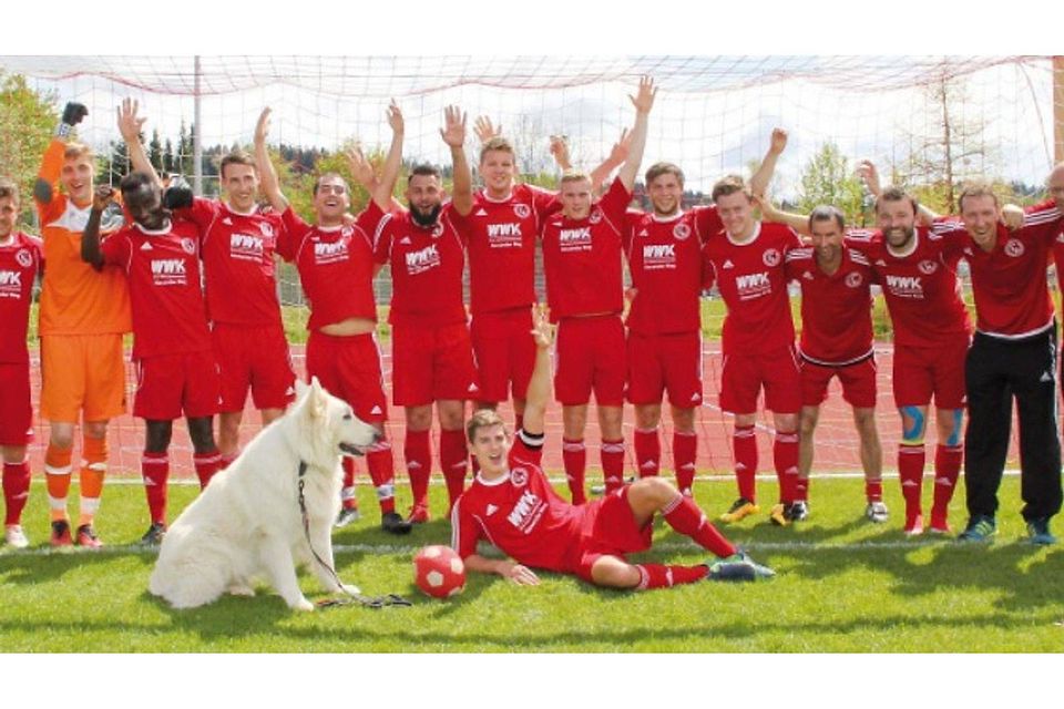 Nach dem Sieg in Isny jubelt der FC Wangen II samt Maskottchen über den Aufstieg in die Kreisliga A. arc